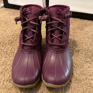 NWOB SPERRY Saltwater Quilted Nylon Boots Purple Waterproof Snow STS87976 SZ 9.5